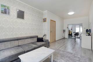 <p><b>Ruimte tekort in uw huidige woning? Deze ééngezinswoning beschikt over 4 à 5 slaapkamers en een stadstuin!</b></p>
<p><b>Indeling:</b> <br /><span>Op het </span><b>gelijkvloers</b><span> bevindt zich een ruime leefruimte met directe doorgang naar de <strong>eetkamer</strong>. Achter de eetkamer bevindt zich de gezellige <strong>veranda</strong>, die toegang geeft tot de <strong>stadstuin</strong> van ca. 40 m². De <strong>keuken</strong> sluit hier mooi bij aan. <br /></span><b>Eerste verdieping</b>: Achteraan de nachthal bevindt zich de <strong>badkamer</strong>, uitgerust met een douche, toilet en wastafelmeubel. Daarnaast vindt u hier <strong>2</strong> <strong>grote slaapkamers </strong>die opgeplitst kunnen worden tot 3 slaapkamers. Vervolgens nog 2 slaapkamers op de tweede verdieping. <br /><br /><b>Bijzonderheden: <br /></b>Mogelijkheid om eenvoudig van 4 naar 5 slaapkamers te gaan. <br />EPC-label <strong>C</strong>.<br /><b>Extra bergruimte:</b> Praktische kelder aanwezig. <br /><br /><b>Ligging:</b> <br />Gunstig en centraal gelegen met een <b>ideale verbinding</b> naar de belangrijkste invalswegen (A12, E17 en de Antwerpse Ring) en het openbaar vervoer. Ideaal voor wie houdt van het vlotte stadsleven en graag alles op wandelafstand heeft, met de nabijheid van het groene <b>Kielpark</b> voor de nodige rust en recreatie. In de directe omgeving bevindt zich de levendige Abdijstraat, met <b>tal van winkels, scholen, supermarkten en lokale eetgelegenheden</b>.</p>