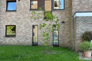 Instapklaar appartement van 46 m² met terras en parking, vlak bij Leuven<br />Op zoek naar een aangename woonplek met alle voorzieningen binnen handbereik? Dit charmante appartement in een goed onderhouden residentie met groene omgeving is dankzij de recente vernieuwingen meteen klaar voor zijn nieuwe bewoner.<br />Via de inkomhal met apart gastentoilet kom je in de open eet- en leefruimte, voorzien van een gloednieuwe keuken met inductiekookplaat, koelkast met vriesvakje en combi-microgolfoven. De muren werden pas geschilderd, wat zorgt voor een frisse en verzorgde uitstraling. Aansluitend bevindt zich het terras, waar je heerlijk kan genieten van een rustig moment in de buitenlucht.<br />Verder omvat het appartement één slaapkamer en een badkamer met douche. De aanwezige warmtepomp vormt een bijkomende troef op het vlak van wooncomfort.<br /><br />Ook de ligging is een pluspunt: je woont hier in een rustige buurt, omringd door groen, op korte afstand van winkels, scholen, sportfaciliteiten en openbaar vervoer. Het centrum van Leuven is bovendien vlot bereikbaar.<br />De belangrijkste troeven:<br />46 m² woonoppervlakte<br />Nieuwe keuken<br />Recent geschilderd<br />Verwarming via warmtepomp<br />Terras aansluitend op de leefruimte<br />Eén slaapkamer en badkamer met douche<br />Apart gastentoilet<br />Parkeergelegenheid voor het gebouw<br />Groene omgeving met Leuven vlakbij<br />Een uitstekende keuze voor een alleenstaande of een koppel dat op zoek is naar een praktisch ingericht appartement met hedendaags comfort en een vlotte bereikbaarheid.<br />EPC D<br />Onmiddellijk vrij.<br />Huur: €825/maand en €65 gemeenschappelijke kosten (hierin zit een voorschot op water inbegrepen)<br />Interesse? Contacteer ons gerust voor meer informatie of een bezoek ter plaatse! Verhuur @keytel.be