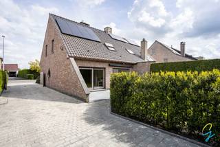 Te koop te Zele!<br />Bent u op zoek naar een verzorgde en instapklare woning met veel ruimte en comfort? Deze woning in de Langestraat te Zele heeft alles wat u nodig heeft!<br />Op het gelijkvloers werd de woning volledig gerenoveerd en geniet u van een ruime, lichtrijke leefruimte met gezellige gashaard – de ideale plek om tot rust te komen. Aansluitend bevindt zich een volledig geïnstalleerde open keuken, perfect voor wie houdt van koken en gezellig samenzijn. De praktische berging zorgt voor extra opslagruimte.<br />Daarnaast is er op het gelijkvloers een eerste badkamer aanwezig met inloopdouche, wat deze woning uitermate geschikt maakt voor zelfstandigen of voor wie nood heeft aan extra flexibiliteit.<br />Op de eerste verdieping vindt u drie volwaardige slaapkamers en een badkamer uitgerust met een ligbad, waar u heerlijk kan ontspannen.<br />De zolder biedt bijkomende stockageruimte.<br />Buiten wordt u verrast door een prachtig aangelegde tuin waar het aangenaam vertoeven is. De woning beschikt bovendien over een garage met automatische poort plaats voor 2 wagens en een ruime oprit met plaats voor maar liefst drie wagens. De oprit is afgesloten met een stijlvolle poort in padouk hout, wat zorgt voor extra privacy en veiligheid.<br />Gelegen op een vlotte locatie in Zele, combineert deze woning comfort, ruimte en praktische bereikbaarheid.<br />Interesse? Contacteer collega Bernhard 0476 022 089 of bernhard@cornelis-goeman.be voor een bezoek!