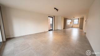 Welkom in residentie ’t Streutje, een kleinschalig project in het hart van Diepenbeek, tegenover het gemeentehuis en het Marktplein. Winkels, horeca en alle dagelijkse voorzieningen bevinden zich op wandelafstand.<br /><br />Dit appartement op de tweede verdieping beschikt over een inkomhal met gastentoilet, een ruime leefruimte met open keuken en berging, drie slaapkamers, twee badkamers en een zonnig terras.<br />Daarnaast geniet je van modern wooncomfort dankzij vloerverwarming, ventilatiesysteem D en privé zonnepanelen. Twee privé parkeerplaatsen en twee buitenbergingen zijn inbegrepen.<br /><br /><strong>Troeven</strong>:
<ul>
<li>Centrale ligging in hartje Diepenbeek</li>
<li>3 slaapkamers</li>
<li>2 badkamers</li>
<li>Ruim terras</li>
<li>Privé parkeerplaats en buitenberging</li>
</ul>
Plan vandaag nog je bezoek en ervaar zelf het comfort van dit ruime appartement in Diepenbeek. Stel je kandidaat via onze website via de knop "ik ben kandidaat". <br /><br />Wil je weten wat jouw woning waard is? Contacteer ons via info@optie-m.be