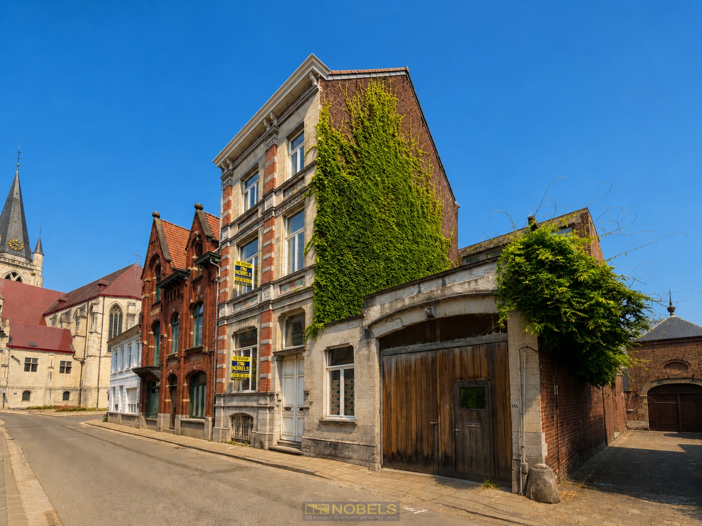Te koop, Karaktervolle herenwoning met 5 slaapkamers en dakterras in hartje Ronse! - foto 1