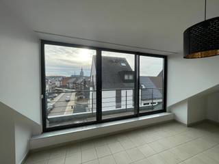 Welkom in Aarschot! Dit ruime en lichtrijke penthouse-appartement is gelegen op de bovenste verdieping van een kleinschalige residentie in het hart van Aarschot. De ligging is centraal en toch rustig, met scholen, winkels en openbaar vervoer in de nabijheid. Dankzij de ligging op het bovenste verdiep en de grote raampartijen, geniet het appartement van een overvloed aan natuurlijk licht en een aangenaam open gevoel. <br /><br />De leefruimte met open keuken voelt enorm ruim aan en heeft een schitterend uitzicht over de stad. De keuken beschikt over een kookvuur met dampkap, een dubbele spoelbak en een overvloed aan kastruimte. Aangrenzend vinden we nog een berging/technische ruimte, ideaal voor het stockeren van extra voorraad.<br /><br />De twee slaapkamers zijn beiden ruim en voorzien van een Velux dakraam. De badkamer beschikt over een dubbele lavabo en een ligbad, ideaal om te ontspannen na een drukke dag. Het appartement beschikt verder nog over een afzonderlijk toilet.<br /><br />Extra troef is de ruime kelderverdieping met aansluitingen voor wasmachine en droogkast, voldoende stockageruimte en plaats voor vuilbakken. Daarnaast beschikt het appartement over een klein zuidgericht terras/balkon.<br /><br />Het appartement is onmiddellijk beschikbaar, de huurprijs bedraagt €950 per maand en er zijn geen gemeenschappelijke kosten.<br /><br />Benieuwd? Boek snel een afspraak met Thomas via thomas@sophimo.be of +32 499 22 99 24