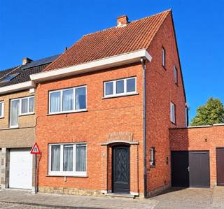 <p><span>Te renoveren gezinswoning met garage, en tuin in Waasmunster | BEZOEKDAG 21/10 VOLZET</span></p><p><span>Bent u op zoek naar een ruime gezinswoning met tal van mogelijkheden, een gezellige tuin en een gunstige ligging? Dan is deze woning in Waasmunster zeker een bezoek waard!</span></p><p><span>Gelegen op een perceel van </span><span>220 m² (2a20ca)</span><span> combineert deze woning ruimte, rust en een praktische ligging nabij scholen, winkels, openbaar vervoer en lokale handelszaken. Bovendien bevinden prachtige groene omgevingen, ideaal om te wandelen en te fietsen, zich in de nabije omgeving, waaronder de Heide van Waasmunster.</span></p><p><span> </span></p><p><span>Bij het betreden van de woning komt u in de ruime inkomhal, die toegang geeft tot de leef- en woonruimte. Aansluitend bevindt zich de </span><span>bijzonder ruime keuken</span><span>, die tal van mogelijkheden biedt en desgewenst kan worden opengemaakt om een moderne, open leefruimte te creëren. Vanuit de keuken geniet u van het zicht op het overdekte terras en de aangelegde, volledig omheinde tuin: een gezellige plek om in alle rust te ontspannen of samen te genieten met familie en vrienden.</span></p><p><span>Een extra troef is de rechtstreekse toegang van de keuken tot de garage, wat zorgt voor extra praktisch comfort. Ook de kleine oprit vóór de garage is mooi meegenomen.</span></p><p><span> </span></p><p><span>Op de eerste verdieping bevinden zich </span><span>drie slaapkamers</span><span>, een badkamer en een overloop met ingemaakte kasten, die voor bijkomende bergruimte zorgen.</span></p><p><span>De zolder is momenteel bereikbaar via een uitschuifbare trap, maar biedt nog bijzonder veel potentieel. Met een oppervlakte van circa </span><span>42 m²</span><span> en de mogelijkheid om een vaste trap te voorzien, kan deze ruimte worden ingericht als extra slaapkamer(s), hobbyruimte, bureau of polyvalente ruimte. </span></p><p><span> </span></p><p><span>Troeven</span><span> op een rijtje</span></p><ul><li><span>Zeer ruime keuken met mogelijkheden tot open inrichting - zie enkele </span><span>AI-visualisaties/renders toegevoegd die tonen hoe de woning er na een hedendaagse renovatie zou kunnen uitzien. Deze beelden zijn louter illustratief.</span><span> </span></li><li><span>Overdekt terras en aangelegde, omheinde tuin</span></li><li><span>Zolder van circa 42 m² met uitbreidingsmogelijkheden</span></li><li><span>Kleine oprit voor de garage</span></li><li><span>Rustige, groene omgeving nabij scholen, winkels en openbaar vervoer</span></li><li><span>Vlotte verbindingen via de E17 richting Antwerpen en Gent, en een goede bereikbaarheid richting Brussel</span></li></ul><p><span> </span></p><p><span>INSTELPRIJS BIEDEN VANAF € 199.000</span></p><p><span> </span></p><p><span>Een woning met ruimte om uw eigen woonideeën waar te maken!</span></p><p><span>Bent u op zoek naar een woning die u naar eigen smaak kunt inrichten en verder kunt laten meegroeien met uw gezin? Kom deze eigendom ontdekken en laat uw inspiratie de vrije loop!</span></p><p><span> </span></p><p><span>Interesse? Contacteer Immo Twins voor meer informatie of een bezoek ter plaatse op onze bezoekdag of boek online in via onze website!</span></p><p><span>T. 052 55 55 55 - E. <span>info@immotwins.be</span></span><span> - W. <span>www.immotwins.be</span></span></p><p><span> </span></p>