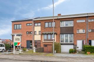 Derrière cette façade solide datant de 1962 se cache une maison étonnamment spacieuse, au caractère chaleureux et authentique, prête pour un...