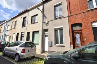 <p><span>LEUKE INSTAPKLARE STADSWONING IN RUSTIGE BUURT</span></p><p><span> </span></p><p><span>Net buiten het centrum komt deze woning aardig opzetten aangekleed met heel veel gezelligheid in een warme sfeer.<br />De woning is instapklaar heeft een positief epc en een conforme elektriciteitsinstallatie.</span></p><p><span> </span></p><p><span>Welkom!<br />De mooie leefruimte straalt, een warm parket en een aangename lichtinval zorgen er voor optimaal wooncomfort.<br />De keuken in hoekopstelling maakt deel van de leefruimte en biedt plaats voor een extra eethoekje.<br />Aansluitend vormt de tuin met groene invulling een mooi verlengstuk.</span></p><p><span> </span></p><p><span>Er zijn 4 slaapkamers verdeeld over de 2 verdiepingen en een nette, goed voorziene badkamer.</span></p><p><span>Extra bergruimte is er op zolder.</span></p><p><span> </span></p><p><span>CENTRALE VERWARMING<br />EPC B<br />GEKEURDE ELEKTRICITEIT<br />GROENE TUIN</span></p><p><span> </span></p><p><span> </span></p>