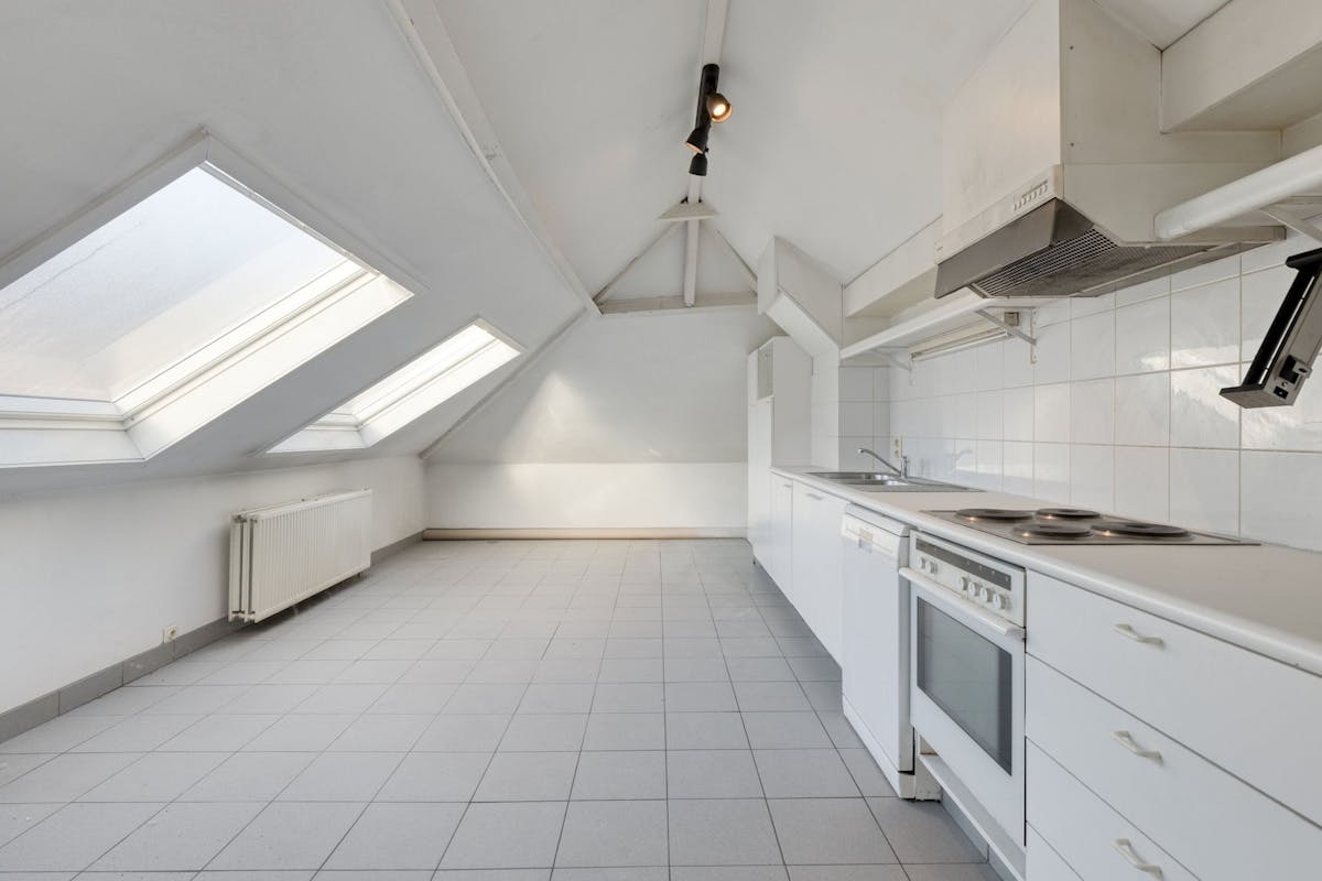 Te renoveren appartement te koop in hartje Kortrijk! - foto 4