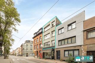 <p><span>In de bruisende Kievitwijk, in het hart van de Provinciestraat, bieden wij deze interessante opbrengsteigendom aan met drie verhuurde entiteiten. Het betreft drie bovenliggende appartementen van telkens ±45 m² in een kleinschalig gebouw.</span></p><p><span>De locatie is een absolute troef: op wandelafstand van het Centraal Station, het Mediaplein en het Antwerpse stadscentrum. Deze levendige buurt staat bekend om haar stabiele huurmarkt, wat dit pand tot een zekere en rendabele investering maakt.</span></p><p><span> </span></p><p><span>Rendement:</span></p><p><span>-Huidig: 3,89% – €2.150/maand</span></p><p><span> </span></p><p><span>Troeven:</span></p><p><span>-Centrale ligging</span></p><p><span>-Conforme elektrische keuringen + asbestvrije attesten</span></p><p><span>-Zelden leegstand – vaste huurders</span></p><p><span>-Aparte meters voor gas en elektriciteit (water gemeenschappelijk)</span></p><p><span>-Degelijk gebouw, goed onderhouden</span></p><p><span> </span></p><p><span>Indeling:</span></p><p><span>-1e verdiep (EPC C – 237): living, keuken, slaapkamer, badkamer</span></p><p><span>-2e verdiep (EPC C – 248): living, keuken, 2 slaapkamers, badkamer</span></p><p><span>-3e verdiep (EPC D – 339): living, keuken, slaapkamer, badkamer</span></p><p><span> </span></p><p><span>Interesse?</span></p><p><span>Contacteer Area Partners – info@area.be | 03 284 60 60</span></p>