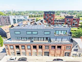 Deze prachtige en uiterst ruime (180m²) loft situeert zich langs De Vilanderstraat te Aalst en maakt deel uit van de prestigieuze loftresidentie genaamd "Vivaldi", een voormalig fabrieksgebouw dat volledig onder handen werd genomen met respect voor de eigenheid en charme van het gebouw.<br />Deze unieke eigendom heeft een rustige ligging doch heel vlot bereikbaar, gelegen nabij verschillende invalswegen (Parklaan, E40, ...) en op wandelafstand van het centrum, stadspark, winkels, scholen, openbaar vervoer en het sportcomplex Schotte. Er is een lift met rechtstreekse toegang tot de loft.<br />Indeling: riante open leefruimte, eetplaats, open keuken met geïnstalleerde toestellen, gezellig zuidwest georiënteerd terras, gastentoilet, berging/wasplaats, 2 slaapkamers (waarvan 1 met -mogelijkheid tot- dressing), luxueuze badkamer met vrijstaand ligbad, inloopdouche, dubbele lavabo en toilet. De eigendom werd afgewerkt met hoogwaardige materialen en is energiezuinig.<br />Er is een gelijkvloerse garagebox in het hoofdgebouw, deze is bij te kopen aan 35.000 EUR.<br />IDEALE INVESTERING VOOR WIE EEN UNIEKE EIGENDOM IN HET CENTRUM WENST!!<br />CV op aardgas (vloerverwarming), PVC ramen met HR-glas, EPC: 123 kWh/m²jaar, label B, geen renovatieverplichting, elektrische installatie conform het AREI, KI: €1.497.<br />Woongebieden, vergunning uitgereikt, geen rechterlijke herstelmaatregel of bestuurlijke maatregel opgelegd, geen voorkooprecht, geen verkavelingsvergunning. Geen risicozone voor overstromingen, P-score C, G-score C.<br />U kan de beschikbare attesten bij verkoop downloaden via de website janssens-leroy.be.