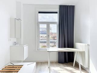 Only for students, domicile is not possible.

Gemeubelde studentenkamer in aangenaam gebouw, gelegen op toplocatie nabij Gent Zuid
Gemeenschappelijke keuken &amp; badkamer. Op de kamer zelf is er een lavabo, bed en een kast. 

Enkel voor studenten, domicilie niet mogelijk
Minimum huurtermijn is 1 jaar.

€530 + €65 (EGW + internet)
Onmiddellijk beschikbaar