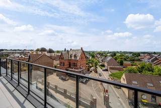 Met een mooie oppervlakte van 110m², 2 slaapkamers en 2 terrassen gelegen op de 4e verdieping van nieuwbouwresidentie Sir James op de kop van de Meerlaan vlakbij de Hoogstraat is dit energiezuinig dakappartement EEN UNICUM ! Comfort dankzij vloerverwarming met geothermische warmtepomp, 10 zonnepanelen, ingebouwde zonnescreens, muggenramen, triple beglazing, domotica Niko Homecontrole, 2x autostaanplaatsen binnen, ..... Afwerking van vloer of parket, keuken en badkamer op uw maat ! Bezoeken ? Bel Sven 0495 20 59 99
