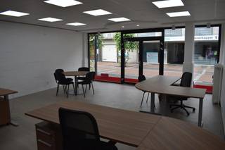 Handelsgelijkvloers 150m² verhuurd aan Flextra Interim.Het eigendom is gelegen in het centrum van Genk met parkeermogelijkheid voor de deur.Bij het...