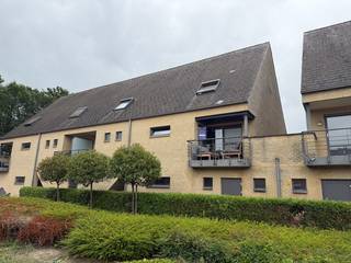 <strong>Bemeubeld duplex appartement met 3 slaapkamers te huur in Ham</strong><br /><br />Nabij het centrum van Kwaadmechelen en Oostham vinden we dit ruime duplex appartement. Het appartement heeft een centrale ligging op wandel- en fietsafstand van een supermarkt, een bakker, een school en openbaar. De op- en afrit van de E313 bevindt zich op slechts enkele minuutjes rijden.<br /><br />Het appartement is gelegen op de eerste verdieping en is bereikbaar met de trap. We komen binnen in de inkomhal met apart gastentoilet. Via de inkomhal bereik je de ruime en lichtrijke leefruimte met open keuken. De keuken is voorzien van een kookvuur met dampkap, een oven, een microgolf, een vaatwasser en een koelkast. Achter de keuken is er een berging, ideaal voor extra opslagruimte.<br /><br />Op de verdieping treffen we drie ruime slaapkamers en een badkamer. De badkamer is voorzien van een dubbele lavabo met voldoende kastruimte, een douche-bad en een tweede toilet.<br /><br />De verwarming gebeurt via centrale verwarming op aardgas.<br /><br />Voor het parkeren van de wagen is er een bijhorende autostaanplaats.<br /><br />De huurprijs bedraagt 950,00 euro per maand en er zijn geen bijkomende gemeenschappelijke kosten. Het appartement wordt bemeubeld verhuurd en is meteen beschikbaar.<br /><br />Spreekt dit leuke duplex appartement jullie aan? Contacteer ons dan via info@bosmanvastgoed.be voor meer info of een bezoek ter plaatse.