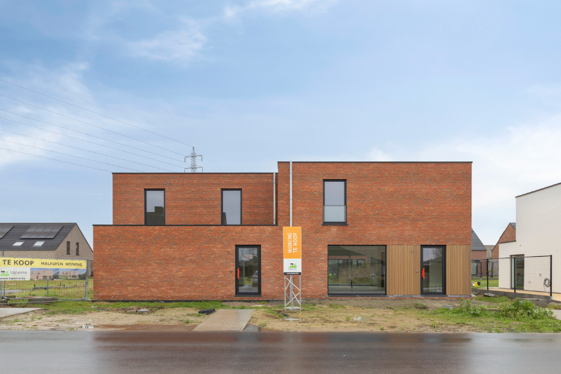 Te koop Roeselare | Moderne halfopen woning met twee bouwlagen en plat dak. - foto 2
