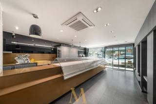 Deze eigendom is uitstekend gelegen in het centrum van Waregem, op een absolute toplocatie.Het pand bestaat uit een commerciële ruimte die volledig...