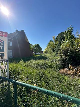 BOUWGRONDPerceelsoppervlakte: 495 m²Oriëntatie: ZuidPerceelsbreedte: 16,68 meterBouwvoorschriften:Halfopen bebouwingBouwzone 12,5m breed en maximum...