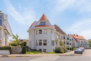 <p><span>Villa Cypris, gelegen aan Canadasquare 3 in Knokke, is een toonbeeld van luxe en elegantie. Deze uitzonderlijke villa, volledig gerenoveerd met hoogwaardige materialen en oog voor detail, biedt een adembenemend frontaal zeezicht vanuit diverse ruimtes.</span></p><p><span> </span></p><p><span>Niveau 0:</span></p><p><span>Imposante inkomhal met WC en ingemaakte vestiaire</span></p><p><span>Sfeervolle living met gietijzeren deur, toegang tot een aanpalend terras met open zicht over Canadasquare en frontaal zeezicht</span></p><p><span>Exclusieve keuken in lichte eik, voorzien van Miele-apparaten (oven, combi-oven, wijnkast, koelkast, vaatwasser, dampkap), Quooker-kraan en een koffiecorner. Directe toegang tot de achtertuin met terras.</span></p><p><span>Volledig aangelegde tuin met verlichtings- en besproeiingssysteem en een niet-overdekte autostaanplaats met laadpaal</span></p><p><span> </span></p><p><span>Niveau +1:</span></p><p><span>Master bedroom met frontaal zeezicht, ingemaakte kasten, en een en-suite badkamer met inloopdouche, dubbele wastafel en WC, plus toegang tot een klein terras met uitzicht over Canadasquare</span></p><p><span>Twee extra slaapkamers met ingemaakte kasten</span></p><p><span>Badkamer met inloopdouche en enkele wastafel</span></p><p><span>Aparte WC</span></p><p><span> </span></p><p><span>Niveau +2:</span></p><p><span>Tweede master bedroom met spectaculair frontaal zeezicht, ingemaakte kasten, groot terras en een open badkamer voorzien van een vrijstaand ligbad, dubbele wastafel en inloopdouche. Tevens een aansluitende open dressing en een aparte WC</span></p><p><span> </span></p><p><span>Niveau -1:</span></p><p><span>Ondergrondse parkeergarage met laadpaal, ruimte voor fietsen en golfkar, bereikbaar via een elektrische poort</span></p><p><span>Mudroom met ingemaakte kasten en zitbank</span></p><p><span>Berging met wastafel, wasmachine en droogkast </span></p><p><span>Aparte WC</span></p><p><span>TV-hoek/gastenkamer</span></p><p><span>Douchekamer</span></p><p><span> </span></p><p><span>Algemene troeven:</span></p><p><span>Ongeëvenaard frontaal zeezicht en open zicht over Canadasquare</span></p><p><span>Unieke ligging nabij La Reserve en op wandelafstand van het Zegemeer</span></p><p><span>Energiezuinige hoekwoning met karakter</span></p><p><span>Ruime parkeermogelijkheden</span></p><p><span>Warmtepomp en airconditioning</span></p><p><span>Geavanceerd domoticasysteem</span></p><p><span> </span></p><p><span> </span></p>