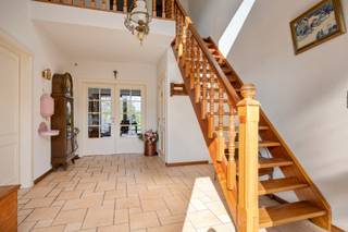 Deze verzorgde open bebouwing werd gebouwd in 2001 en is gelegen op een ruim perceel van 13a 99ca.<br />De woning biedt een doordachte indeling met een mooie combinatie van leef-, werk- en bergruimte en is voorzien van alle nodige comfortvoorzieningen.<br />Een instapklare woning met veel potentieel voor een gezin dat op zoek is naar ruimte en rust.<br /><br />De woning is gelegen in een rustige, residentiële straat in Leut op een boogscheut van de Nederlandse grens.<br />De ligging combineert enerzijds de nabijheid van natuur en bos en anderzijds de bereikbaarheid van winkels, scholen en horeca met onder meer Maasmechelen Village op fietsafstand.<br />Dankzij de nabijheid van de E314 zijn steden zoals Genk, Geleen en Sittard vlot bereikbaar.<br /><br />Indeling<br />Via de inkomhal, voorzien van een apart toilet en houten trap naar de eerste verdieping, komt u binnen in de woning.<br />De aansluitende eetkamer en de leefruimte vormen het hart van de woning met daarnaast een volledig ingerichte keuken en een praktische bijkeuken die toegang geeft tot de kelder.<br />Verder beschikt het gelijkvloers over een garage met daarin de wasplaats, een bureau en een hobbykamer die eventueel kan omgebouwd worden tot extra slaapkamer.<br />Verder is er een volwaardige slaapkamer met aansluitende badkamer voorzien.<br />Op de eerste verdieping vindt u 2 bijkomende slaapkamers en een badkamer, aangevuld met 2 zolderruimtes.<br />De kelder is ingedeeld met de cv-ruimte en biedt daarnaast nog voldoende bergruimte.<br /><br />Pluspunten<br />• Perceel van 13a 99ca op een rustige locatie<br />• Gezellig terras met zonneluifel<br />• Volledig uitgeruste keuken met fornuis, dampkap, oven, frigo en vaatwasser<br />• Mogelijkheid tot volwaardige slaapkamer op het gelijkvloers (hobbykamer)<br />• PVC raamkaders met dubbel glas en rolluiken<br />• Alarmsysteem en videofoon aanwezig<br />• EPC-label C – 256 kWh/(m²jaar)<br /><br />Interesse? Neem vandaag nog contact op voor een bezichtiging!