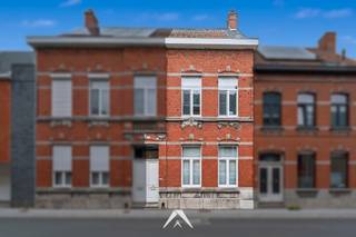 <p>Op zoek naar een woning met charme én hedendaags comfort? Dit karaktervol burgerhuis in Kuurne werd grondig gerenoveerd en biedt verrassend veel ruimte, licht en wooncomfort.</p>
<p>Gelegen op een centrale ligging én op wandelafstand van het jaagpad en de Leie, geniet u hier van een unieke combinatie van bereikbaarheid en rust.</p>
<p>Deze woning werd tussen 2012 en 2018 volledig vernieuwd met respect voor haar authentieke elementen.</p>
<p>U betreedt de woning via de dubbele inkomhal. De lichtrijke leefruimte met eetplaats en gezellige zithoek sluit naadloos aan op de ingerichte keuken, met zicht op de open tuin.</p>
<p>Op de eerste verdieping bevinden zich drie volwaardige slaapkamers, wasplaats/berging en een moderne badkamer.<br /><br />De tweede verdieping vormt een absolute troef: een prachtig afgewerkte masterbedroom met ingemaakte kasten, bureau en een stijlvolle mezzanine – een unieke en warme plek om tot rust te komen.</p>
<p>Verder beschikt de woning over een kelder, eigen garage en een aangename, diepe tuin waar het heerlijk vertoeven is.</p>
<p><strong>Troeven:</strong></p>
<p>✅ Karaktervolle woning met authentieke elementen<br />✅ Volledig gerenoveerd (2012–2018)<br />✅ Prachtige masterbedroom met maatkasten, bureau &amp; mezzanine<br />✅ 4 slaapkamers + bureau<br />✅ Diepe, zonnige tuin<br />✅ Garage en kelder aanwezig<br />✅ Op wandelafstand van de Leie &amp; het jaagpad<br />✅ Centrale ligging in Kuurne<br />✅ Gunstig EPC: 260 kWh/m²</p>
<p>Laat u verrassen door de ruimte, de afwerking en de unieke ligging van deze woning.</p>
<p>Interesse? Contacteer ons voor meer informatie over de bezoekmomenten!<br /><br /><em>- De weergegeven prijs is een instelprijs -</em></p>