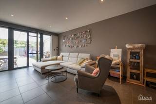 Deze instapklare woning omvat: Inkomhal; apart toilet; leefruimte; volledig geïnstalleerde keuken met kasten, kookplaat, vaatwasser, oven, koelkast en diepvriezer; dressing; 2 slaapkamers; badkamer met aansluiting voor wasmachine en droogkast; tuin met terras.<br /><br />Optie tot huur garage met bijhorend terras en tuin: 200 EUR<br />Nutsvoorzieningen zijn privatief. Geschikt voor 3 personen.<br />Beschikbaar vanaf 1/10/2026.<br /><br />Huurwaarborg bedraagt 3 maanden huur.<br />Plaatsbeschrijving door extern bedrijf met gedeelde kosten.<br /><br />Een bezoek ter plaatse kunt u enkel online reserveren op www.hansvastgoed.com.<br />Voor meer informatie, bezoek onze website www.hansvastgoed.com of neem contact op met info@hansvastgoed.com of +32 3 366 05 30.