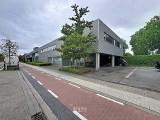 <p><u><strong>INDELING:</strong></u><br /><strong><em>Gelijkvloers (430m<sup>2</sup>)</em>:</strong> inkom via automatische dubbele glazen deur - sas - receptie/onthaal met wachtruimte en burelen - verschillende afzonderlijke burelen/vergaderzalen met veel natuurlijk daglicht - sanitair (dames/heren) - geïnstalleerde keuken/eetplaats - berging - technische ruimte en afzonderlijk serverlokaal.<br /><br /><u><strong>AFWERKING:</strong></u><strong> </strong>bevloering met keramische tegels en vasttapijt - grote glaspartijen (veel lichtinval) - verlaagd plafond met ingewerkte verlichting - aluminium schrijnwerk met dubbele beglazing - ingemaakte kasten op maat.<br /><u>Algemeen</u>: instapklaar, in goede staat en goed onderhouden.<br /><br /><u><strong>NUTSVOORZIENINGEN:</strong></u><strong> </strong>stads -en regenwater - CV op aardgas - elektriciteit - telefonie/internet - AIRCO (warm/koud) - voorzieningen alarm -en camerabewaking (bekabeling).<br /><br /><strong><u>BESTEMMING:</u></strong> handel, kantoor, diensten, vrij beroep, ...<br /><br /><u><strong>LIGGING:</strong></u> langs drukke invalsweg van Brugge. <br /> </p>
<p><u>* Bijzonderheden:</u><br />- 10 private parkeerplaatsen op het terrein, alsook <strong>veel parkeergelegenheid langs de openbare weg</strong> voor de deur.<br />- De vermelde maandelijkse huurprijs is exclusief onroerende voorheffing, gemeenschappelijke kosten en persoonlijk verbruik van de nutsen (afzonderlijke tellers).<br />- Onze referentie op <strong>www.centro.be</strong>: <strong>L0115-K</strong><br />Graag meer informatie of bezichtiging gewenst: <strong>info@centro.be</strong> of <strong>050 70 01 02</strong>.</p>