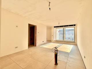 <strong>Luxueus nieuwbouwproject "Residentie Ijzerparel"</strong><br /><br />Uiterst RESIDENTIEEL gelegen wordt deze prachtige ARCHITECTURALE PAREL gebouwd temidden van een groene oase, <strong>op enkele minuten wandelen van de zee en het centrum.</strong><br /> <br /><strong>Dit energiezuinige, kleinschalige luxe woonproject omvat 9 ruime doorloopappartementen (met elk een eigen zonneterras) & 9 parkings achteraan.</strong><br /><br />Dit <strong>appartement (1°V) </strong>geniet een uiterst praktische indeling, en is voorzien van o.a.: inkomhal met toilet, ruime leefruimte met eethoek en open keuken, zonneterras, badkamer, <strong>2 slaapkamers </strong>en berging/wasplaats. Oppervlakte appartement: +- 91m2.<br /><strong>De appartementen kunnen volledig ingericht en afgewerkt worden naar uw smaak! Badkamer, keuken, vloeren... kunnen allemaal door de klant gekozen worden.</strong><br /><br /><strong>Aan de achterzijde van het gebouw bevinden zich 9 staanplaatsen.</strong><br />Elk appartement dient een staanplaats aan te kopen.<br />Daarnaast wordt er ook een fietsenberging en vuilnislokaal voorzien. <br /><br /><strong>E-peil 30.<br />Eco-afwerking: superisolerend dubbel glas, zonnepanelen, warmtepomp, vloerverwarming, ventilatiesysteem,...</strong><br />Er zijn ook 2 liften voorzien in het gebouw.<br /><br /><strong>Kortom: trendy en kwalitatieve appartementen, afgewerkt op uw maat, waar u zorgeloos kan genieten op een boogscheut van het strand!</strong> <br />Dé ideale uitvalsbasis voor zowel vaste bewoning als tweede verblijf!<br /><br />Prijs appartement A1.3: 352.000 EUR (excl. kosten).<br />Prijs staanplaats: 25.000 EUR (excl. kosten)<br />Verkoop onder BTW-stelsel.<br />! 6% BTW mogelijk, indien voldaan wordt aan de voorwaarden.<br /><br />De 3D-beelden zijn louter illustratief.<br /><br />Aarzel niet om een afspraak te maken: Immo Sleutel: 050/70 70 70
