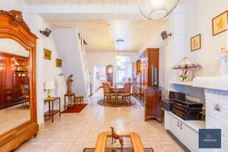 IN TE SCHRIJVEN OP HET BEZOEKMOMENT : In een rustige straat vlakbij Gent centrum vinden we deze verrassend ruime rijwoning terug, ideaal voor wie houdt van een solide basis met tal van mogelijkheden. Achter de klassieke voorgevel schuilt een aangename gezinswoning met een uitzonderlijk diepe leefruimte, veel lichtinval en een leuke, onderhoudsvriendelijke buitenruimte.<br /><br />Indeling<br />Gelijkvloers<br />Je wordt verwelkomd in een gezellige leefruimte die zich uitstrekt over de volledige diepte van de woning. Dankzij het open karakter en de grote raampartijen geniet je hier de hele dag door van een helder en luchtig gevoel. De eetplaats en zithoek vormen een warm geheel.<br /><br />Achteraan bevindt zich de zeer ruime, volledig uitgeruste keuken met overvloed aan kast- en werkruimte. De lichtkoepels zorgen voor een prachtige natuurlijke lichtinval, waardoor de keuken een echte plek wordt waar je graag vertoeft. Achteraan is er een badkamer met toilet en technische ruimte. Via de achterdeur kom je op het gezellig terras en stadstuintje — perfect voor een rustige ochtendkoffie of een zomerse barbecue.<br /><br />Verdieping<br />Op de eerste verdieping is er 1 charmante slaapkamer en een ruime badkamer. De houten afwerking en grote ramen creëren een warme, huiselijke sfeer. Op de zolderverdieping tref je een extra kamer die perfect dienst kan doen als hobbykamer, bureau of extra slaapkamer NA renovatie.<br /><br />Kelder<br />De droge kelder biedt extra stockage en is praktisch ingericht.<br /><br />Troeven<br />Gelegen in een aangename straat nabij winkels, openbaar vervoer en vlotte invalswegen<br /><br />Grote leefruimte met open gevoel<br />Ruime keuken met veel lichtinval dankzij meerdere lichtkoepels<br />Onderhoudsvriendelijke stadstuin<br />Volwaardige slaapkamer met badkamer + zolderkamer<br />Droge kelder<br /><br />Karaktervolle woning met een sterke basis maar met wel nog wat werk.