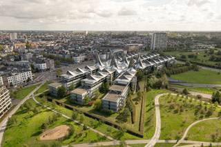 <strong>Uitzonderlijk hoekappartement op de 23ste verdieping met zicht over de skyline van Antwerpen. </strong>
<p>Op de 23ste verdieping van de iconische Zuiderzicht-toren aan de Léon Stynenstraat 70 biedt dit hoekappartement een zeldzaam panorama over de skyline van Antwerpen en de Schelde. In het groene Nieuw Zuid, woon je hoog, licht en rustig met de stad als decor.</p>
<p>Het appartement van 80 m² (EPC A) opent zich naar een groot hoekterras van 24 m². Als hoekwoning vangt het de hele dag zon. Grote glaspartijen laten het licht diep binnenstromen en verbinden woonkamer, keuken en terras tot één geheel. Het terras is geen extraatje, maar een volwaardige tweede leefruimte.</p>
<p>De indeling is helder en comfortabel: een lichtrijke leefruimte met open keuken, twee slaapkamers en één badkamer met inloopdouche en lavabomeubel. Alles is afgestemd op duurzaam, eigentijds wonen in een architecturaal sterk gebouw met lift en de levendigheid van het Zuid op wandelafstand.</p>
<p>Er is ook een mogelijkheid om de parkeerplaats bij aan te kopen aan 50.000 euro. Makkelijk en dicht bij de lift. <br /><br />Een uitzonderlijke woonst voor de snelle beslisser. <br /><br />Bijzonderheden: <br />- EPC A<br />- Elektriciteit conform <br />- Lage vaste kosten <br />- Asbestvrij <br />- Parking optioneel bij aan te kopen aan 50.000 euro <br /><br /></p>