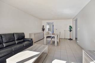 Dit appartement op de tweede verdieping combineert ruimte met een uiterst praktische indeling. Dankzij de grote raampartijen geniet de leefruimte...