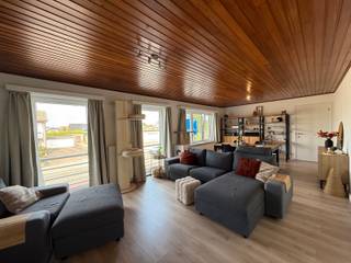 Dit ruime appartement bevindt zich op de eerste verdieping van het gebouw en is bereikbaar via de trap.<br /><br />Via de ruime inkomhal kom je terecht in de lichtrijke woonkamer, waar je geniet van een aangenaam gevoel van ruimte. Aansluitend vind je de aparte keuken, uitgerust met een kookplaat, oven en koelkast. Vanuit de slaapkamer heb je toegang tot het terras.<br /><br />Ook aan opbergruimte is er geen gebrek. De praktische berging sluit rechtstreeks aan op de keuken en biedt voldoende plaats voor al je voorraad en huishoudelijke spullen.<br /><br />Verder beschikt het appartement over drie volwaardige slaapkamers, een apart gastentoilet en een badkamer met een bad-douchecombinatie.<br /><br />Achteraan het gebouw bevindt zich de garage, die inbegrepen is in de huurprijs. Via de gemeenschappelijke achteringang bereik je van daaruit gemakkelijk het appartement. Bovendien zijn er aan de voorzijde van het gebouw voldoende gratis parkeerplaatsen beschikbaar.<br /><br />Er zijn geen gemeenschappelijke kosten.<br /><br />Beschikbaar vanaf 1 oktober 2026.<br /><br />De troeven:<br /><br />- Drie slaapkamers<br />- Ruime woonkamer<br />- Terras<br />- Verlichting geïnstalleerd<br />- Raamdecoratie en vliegenramen aanwezig.<br />- Garage<br /><br />Heb je interesse? Vraag uw bezoek aan via onze website https://www.immovl.be/te-huur/list en druk op de knop<strong> 'IK WENS EEN BEZOEK</strong>'.