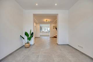 <p>Deze volledig en modern gerenoveerde woning is uitstekend gelegen in het centrum van Bertem en combineert een hedendaagse uitstraling met energiezuinigheid. Dankzij de centrale ligging geniet u van een vlotte verbinding naar Leuven en Brussel, terwijl ook de autosnelwegen E314 en E40 zich op korte afstand bevinden. De woning werd met oog voor kwaliteit en comfort volledig vernieuwd en behaalt een uitstekend EPC-label A. In combinatie met de aanwezige zonnepanelen resulteert dit in een lage energiekost en een duurzame toekomstgerichte investering.<br /><br />Op het gelijkvloers bevinden zich een inkomhal met apart gastentoilet, een leefruimte met open keuken. Aansluitend vindt u een praktische berging met aansluitingen voor wasmachine en droogkast. Op de eerste verdieping zijn er twee volwaardige slaapkamers en een badkamer, uitgerust met zowel een ligbad als een douche. De tweede verdieping biedt plaats aan een zeer ruime derde slaapkamer.<br /><br />Ook buiten is het aangenaam vertoeven dankzij de gezellige, volledig omheinde tuin. Daarnaast beschikt de woning over een extra tuinberging voor bijkomende opslagruimte.<br /><br />Deze instapklare woning onderscheidt zich door haar moderne afwerking, uitstekende energiescore, zonnepanelen en bijzonder gunstige ligging. Een ideale opportuniteit voor wie op zoek is naar comfortabel en zorgeloos wonen in het hart van Bertem.<br /><br />Voor meer informatie of een bezoek ter plaatse kunt u contact opnemen met Thomas via +32 499 22 99 24 of thomas@sophimo.be.</p>