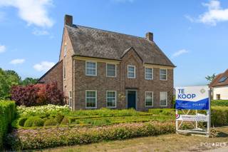 RESERVEER UW BEZOEK VIA www.polares.eu<br /><br />In een residentiële en groene omgeving van Kampenhout bevindt zich deze uitzonderlijke pastorievilla uit 2000, een eigendom waar architecturale elegantie, hoogwaardige afwerking en hedendaagse energieprestaties elkaar in perfecte harmonie ontmoeten. Met een gunstig EPC B, zonnepanelen, laadvoorziening en duurzame technieken bewijst deze villa dat exclusief wonen en toekomstgericht comfort hand in hand gaan.<br /><br />Vanaf het moment dat u de woning betreedt, wordt duidelijk dat hier geen enkel detail aan het toeval werd overgelaten. De imposante inkomhal straalt grandeur uit en vormt het stijlvolle visitekaartje van de woning. Hoogwaardige materialen, een doordachte indeling en verfijnde afwerkingsdetails creëren onmiddellijk een gevoel van klasse en exclusiviteit.<br /><br />De leefruimte is ronduit indrukwekkend. Grote raampartijen laten het daglicht overvloedig binnenstromen en bieden prachtige zichten op de omliggende tuin. De royale volumes, gecombineerd met een elegante open haard, zorgen voor een warme en uitnodigende sfeer waarin luxe en gezelligheid naadloos samenkomen. Elke ruimte werd ontworpen met oog voor esthetiek, comfort en een uitzonderlijke woonbeleving.<br /><br />De keuken vormt het kloppende hart van de woning, kwalitatieve toestellen en een doordachte inrichting maken van deze ruimte een droom voor elke liefhebber van koken en gastvrij ontvangen.<br /><br />Aansluitend bevindt zich een ruime berging die perfect inspeelt op de praktische noden van het dagelijkse leven. Op het gelijkvloers werd bovendien een stijlvolle douchekamer geïntegreerd, ideaal na een sportieve activiteit, een fietstocht of een dag genieten in de tuin.<br /><br />Op de verdieping ontvouwt zich een exclusief nachtgedeelte waar rust, comfort en privacy centraal staan. De luxueuze master suite beschikt over een elegante dressing en biedt een ware hotelsuitebeleving. Daarnaast vervolledigen twee royale slaapkamers en twee smaakvol afgewerkte badkamers deze verdieping. Ook hier getuigt elk detail van vakmanschap en een compromisloze keuze voor kwaliteit.<br /><br />De zolderverdieping biedt een uitzonderlijk potentieel dankzij haar indrukwekkende volume en overvloedige lichtinval. Of u droomt van extra slaapkamers, een exclusieve thuiswerkplek, een privéfitness, bibliotheek of wellnessruimte, deze verdieping laat alle mogelijkheden open om uw levensstijl verder vorm te geven.<br /><br />Boven de garage bevindt zich een aparte polyvalente ruimte die zich perfect leent tot het creëren van een zelfstandige studio, gastenverblijf, praktijkruimte of luxueus thuiskantoor. Een waardevolle extra die het exclusieve karakter van deze eigendom nog verder versterkt.<br /><br />Ook op technisch vlak onderscheidt deze villa zich. Ondanks haar tijdloze architectuur werd steeds geïnvesteerd in duurzaamheid en energie-efficiëntie. Het resultaat is een woning met een gunstig EPC B, voorzien van zonnepanelen, laadpaal en moderne installaties die bijdragen aan een comfortabel, energiezuinig en toekomstbestendig wooncomfort.<br /><br />Buiten wacht een prachtig aangelegde tuin die volledige privacy en sereniteit biedt. Hier vloeien binnen- en buitenleven moeiteloos in elkaar over en geniet u van een unieke woonomgeving waar rust, natuur en exclusiviteit centraal staan.<br /><br />Deze villa is meer dan een woning; het is een eigendom waar luxe voelbaar is in elk detail, waar kwaliteit zichtbaar is in iedere afwerking en waar energiezuinigheid perfect samengaat met een uitzonderlijke woonbeleving.<br /><br />Een zeldzame residentiële parel voor wie enkel genoegen neemt met het allerbeste.