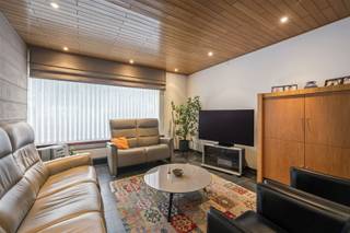 In het bruisend dorp Oostnieuwkerke treffen we deze majestueuze halfopen bebouwing, dit op vlotte verbinding richting Roeselare. Het perceel staat op maar liefst 828m² en kent een bewoonbare oppervlakte van 221m². De sterke bouw kent de volgende indeling: een inkomhal, een woonkamer met eet-en zithoek mét een gascassette, een open keuken ingericht met volwaardige toestellen en heel wat praktische kastruimte, een wasplaats/berging, een badkamer met dubbele lavabo en een douche en een apart toilet. Op het verdiep zijn er 4 slaapkamers dit met inmaakkasten, een badkamer met lavabo, bad en een hangtoilet, hierboven bereiken we de geïsoleerde zolder die mogelijk kan omgevormd worden tot de master bedroom. Praktische ruimtes: een garage met automatische sectionale poort + plaats voor de nutsvoorzieningen en een droge kelder. Voor de mensen met groene vingers, bij deze eigendom hebben we een diepe groene tuin die in de zomer een ware parel wordt! Een bezoek waard!