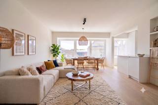 Dit hoogwaardig volledig gerenoveerd appartement is gelegen op een 1ste verdieping van een gerenoveerd gebouw op een centrale ligging te Blankenberge.<br /><br />Indeling appartement:<br /><br />Inkomhal met vestiaire en gastentoilet, ruime en lichtrijke woonkamer met open geïnstalleerde keuken. De keuken is voorzien van ingemaakte kasten en een extra berging met aansluiting was- en droogmachine. <br />De prachtige badkamer is voorzien van een inloopdouche en wastafel. Achteraan zijn er twee ruime slaapkamers met toegang tot het reusachtig loungeterras van maar liefst 40m². <br />Als troef is er nog een extra multifunctionele kamer in het appartement die kan gebruikt worden als bureau/dressing of berging.<br /><br />Het appartement werd volledig professioneel geschilderd en ook de lift werd vernieuwd.<br /><br />Het gebouw is voorzien van een gemeenschappelijke fietsenberging en vuilnislokaal.<br /><br />Bent u op zoek naar een hoogwaardig, tot in de puntjes gerenoveerd appartement op een toplocatie in Blankenberge? <br />Neem dan zeker even contact op met de dossierverantwoordelijke Céline Desmet via: 0472 18 38 50 of celine.desmet@dewaele.com<br /><br /><br />Bestuursmaatregelen in het maatregelenregister: nee<br /><br />Deze AI-visualisaties zijn bedoeld als inspiratie. Er werd geen rekening gehouden met technische specificaties, stedenbouwkundige voorschriften of de concrete mogelijkheden tot realisatie.