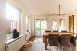 <p>Deze instapklare villa blinkt uit in ruimte, comfort en kwaliteit. Perfect voor gezinnen, samengestelde gezinnen, thuiswerkers of wie extra ruimte zoekt voor hobby’s. De woning werd met zorg onderhouden en afgewerkt met duurzame, kwalitatieve materialen. Dankzij het gunstige EPC B en de talrijke recente renovaties hoeft u hier werkelijk niets meer te doen: verhuizen en genieten volstaat.</p>
<p>Gelijkvloers<br />Via de inkomhal met gastentoilet betreedt u de woning. Op het gelijkvloers vindt u verder een bureauruimte, een praktische berging, een eetplaats en een open, volledig uitgeruste keuken. De grote raampartijen zorgen voor een overvloed aan daglicht en creëren een mooie connectie met de tuin.<br />Achteraan bevindt zich een zonnig terras, ideaal voor lange zomeravonden. Aan de zijkant van de woning is er een tweede terras, zodat u op elk moment van de dag van de zon kunt genieten.</p>
<p>Eerste verdieping<br />Op de verdieping bevindt zich een ruime master bedroom met ensuite douchekamer, dubbele wastafel en toilet. Daarnaast zijn er nog vijf volwaardige slaapkamers, een vernieuwde badkamer met ligbad en wastafel, en een apart toilet. Ideaal voor grote of samengestelde gezinnen.</p>
<p>Extra troeven: Dubbele garage met automatische poorten, Verwarmde kelder, perfect als hobbyruimte of extra opslag, nieuwe, zuinige gasbrander, 18 zonnepanelen.</p>
<p>Meer info? Een bezoek? Bel Jordi 0477/32.61.53</p>