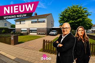 Deze verzorgde <strong>halfopen bebouwing</strong> biedt een uitstekende combinatie van ruimte, comfort en potentieel. Gelegen op een aangenaam perceel beschikt de woning over een praktische indeling, een ruime garage, een gezellige onderhoudsvriendelijke tuin en tal van mogelijkheden om er een eigentijdse gezinswoning van te maken.<br />Bij het betreden van de woning komt u in de <strong>inkomhal met gastentoilet</strong>, die toegang geeft tot de  leefruimte en de garage. De lichtrijke <strong>woon- en eetkamer</strong> straalt een warme en gezellige sfeer uit dankzij de grote raampartijen die zorgen voor een aangename natuurlijke lichtinval. Aansluitend bevindt zich de ruime <strong>leefkeuken</strong> met voldoende plaats voor een ontbijttafel en zicht op de terras.<br />Op de verdieping bevinden zich <strong>drie volwaardige slaapkamers</strong> en een <strong>badkamer uitgerust met toilet</strong>, ideaal voor een gezin. De kamers bieden voldoende ruimte voor slaap-, werk- of hobbygebruik. Alsook is er een zolder toegankelijk via zolderluik.<br />De woning beschikt bovendien over een <strong>ruime inpandige garage</strong> met automatische sectionaalpoort, ideaal voor het parkeren van een wagen, fietsen en extra opslagruimte.<br />Buiten geniet u van een onderhoudsvriendelijke en zonnige tuin met terras, vijver en tuinberging. De aangelegde buitenruimte biedt veel privacy en vormt een heerlijke plek om te ontspannen of gezellig te tafelen met familie en vrienden.<br /><strong>Troeven van deze woning</strong><br />✔ Halfopen bebouwing<br />✔ 3 ruime slaapkamers<br />✔ Ruimebadkamer met toilet op de verdieping<br />✔ Gastentoilet in de inkomhal<br />✔ Lichtrijke woon- en eetkamer<br />✔ Ruime leefkeuken<br />✔ Grote garage met automatische poort<br />✔ Aangelegde tuin met terras en vijver<br />✔ Veel bergruimte<br />✔ Ideale gezinswoning met tal van mogelijkheden<br />Een woning met een solide basis, veel ruimte en een aangename ligging, klaar om verder naar eigen smaak gemoderniseerd te worden. Perfect voor wie op zoek is naar een comfortabele gezinswoning met tuin en garage.