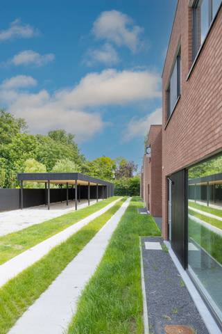 LIGGINGDit nieuwbouwproject langs de Cooppallaan, vlakbij het centrum van Wetteren, biedt 9 energiezuinige woningen in een hedendaagse architecturale...