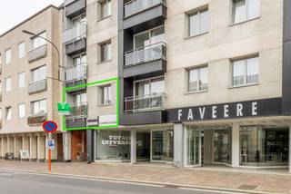 Ontdek dit centraal gelegen appartement (104 m²). Van hieruit zijn alle winkels en faciliteiten te voet bereikbaar. Er is een afzonderlijke inkomhal met gastentoilet. De grote leefruimte geniet van veel natuurlijk daglicht. Aansluitend vinden we de ingerichte keuken. Leuke extra is het terras aan de voor- én achterzijde. <br />Verder zijn er drie ruime slaapkamers en een badkamer met bad/douche combinatie. Handig is ook de bijhorende kelderberging. Een garage achteraan het gebouw kan worden bijgekocht . Plan snel uw bezoek! Topper!