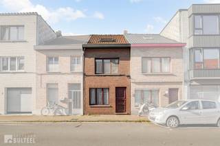 Deze te renoveren woning, gelegen in de Oude Molenstraat 133 te Sint-Niklaas, biedt een interessante opportuniteit voor zowel eigen bewoning als investering. Bij het betreden van de woning komt u in de inkomhal, die toegang geeft tot de leefruimte. De living sluit aan op de open keuken, wat zorgt voor een praktische en aangename indeling van het gelijkvloers. Verder bevindt zich hier een badkamer, uitgerust met een douche en toilet. Achteraan de woning vindt u een koer met aansluitende buitenberging, ideaal als extra opslagruimte. Op de eerste verdieping bevinden zich twee slaapkamers. Via een vaste trap bereikt u de zolderkamer, die bijkomende mogelijkheden biedt en perfect kan dienen als derde slaapkamer. De woning beschikt over ramen met dubbele beglazing en er geldt geen renovatieverplichting, wat een extra troef vormt voor toekomstige eigenaars. Enkele foto's werden met behulp van AI digitaal opgeruimd. Momenteel is de woning verhuurd, waardoor ze ook interessant kan zijn voor investeerders die op zoek zijn naar een opbrengsteigendom.