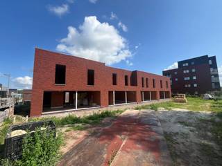 Nieuwbouwwoningen te koop te Ieper<br /><br />“DE VLOEI” Lot 82<br /><br />Nieuwbouwwoning met tuin !<br /><br />Duurzame 3 slaapkamer woning voorzien van warmtepomp, vloerverwarming, ventilatiesysteem D en zonnepanelen.<br />E-peil 20 !<br /><br />Volledige afwerking : Keuken, vloerafwerking beneden en boven, terras, tuin, ...<br /><br />Woning voorzien van :<br />* inkomhal, vestiaire , toilet<br />* lichtrijke leefruimte<br />* Ruime open keuken <br />* Wasplaats <br />* Carport<br />* Tuin met tuinberging<br /><br />Verdieping :<br />* 3 slaapkamers<br />* Badkamer (dubbel meubel, inloopdouche , bad , toilet)<br />* Bovenberging<br /><br />E-peil max 20 !<br /><br />Neem contact voor een bezoek via 051 21 11 11 of matias@imfiro.be