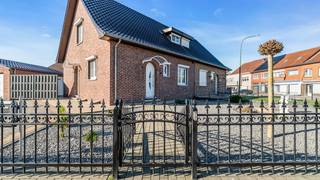 <p><strong><span>Topper in hartje Maasmechelen: instapklare halfopen woning met tuin, garage en zonnepanelen</span></strong><span></span></p>
<p><span>Deze verzorgde halfopen woning is gelegen op een hoekperceel in het centrum van Maasmechelen en biedt het beste van twee werelden: een uiterst centrale ligging met alle voorzieningen in de buurt, en toch een aangename, rustige woonomgeving.</span></p>
<p><span>Bij het betreden van de woning komt u in de inkomhal die toegang geeft tot zowel de leefruimte als de keuken. Rechts bevindt zich de gezellige leefruimte, afgewerkt met een elegante marmeren vloer en veel natuurlijke lichtinval. Links vindt u de praktische keuken, voorzien van een gasvuur en combi-oven. Beide ruimtes lopen achteraan mooi in elkaar over via een tussenhal, waardoor er een aangename connectie is zonder in te boeten aan privacy.</span></p>
<p><span>Aansluitend aan de keuken bevindt zich de badkamer, uitgerust met douche, toilet en lavabo.</span></p>
<p><span>Op de verdieping bereikt u via een houten trap drie slaapkamers, waarvan twee ruime en één veelzijdige kamer die perfect kan dienen als kinder-, bureau- of hobbyruimte. Eén van de slaapkamers beschikt bovendien over een eigen lavabo en toilet. De bovenverdieping is volledig afgewerkt met een warme laminaatvloer en geniet van extra licht dankzij de dakramen.</span></p>
<p><span>Ook technisch zit deze woning goed: het dak en de zonnepanelen (24 stuks) dateren van 11 jaar geleden, de ramen zijn in PVC met rolluiken (deels elektrisch), en zowel de elektriciteit, leidingen als aardgasinstallatie werden vernieuwd. De woning is volledig geïsoleerd en beschikt over een EPC-label D.</span></p>
<p><span>Extra bergruimte vindt u in de volledig betegelde en afgewerkte kelder, voorzien van een grondwaterpomp.</span></p>
<p><span>Buiten geniet u van een volledig omheind perceel met een onderhoudsvriendelijke voortuin en oprit. Achteraan wacht een gezellige tuin met terras en groenzone. De recent gebouwde vrijstaande garage met sectionale poort en het praktische tuinhuis maken het geheel compleet.</span></p>
<p><span>Een ideale woning voor wie centraal wil wonen zonder in te leveren op comfort, ruimte en privacy.</span></p>