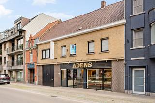 <h3>À vendre : bien commercial polyvalent avec habitation séparée dans un emplacement de premier choix à Deerlijk !</h3><p>Cet immeuble multifonctionnel (actuellement exploité comme boulangerie) bénéficie d’un emplacement exceptionnel dans <strong>la rue commerçante principale de Deerlijk</strong>, offrant une excellente visibilité et un accès aisé. À proximité immédiate, vous trouverez de nombreux commerces, écoles, établissements horeca, transports en commun et grands axes routiers.</p><h3>Composition :</h3><p>Le bien combine un espace commercial (atelier avec surface de vente) et une habitation entièrement indépendante, ce qui en fait une opportunité idéale pour les indépendants, professions libérales ou investisseurs.</p><p>L’espace commercial comprend un atelier, une cuisine séparée, des toilettes supplémentaires, un espace de stockage ainsi qu’un garage intérieur pouvant accueillir deux voitures.</p><p>L’habitation dispose de sa propre entrée et comprend un vaste séjour avec vue sur le patio, offrant une agréable luminosité naturelle. Au premier étage se trouvent un hall de nuit, 4 chambres spacieuses, une salle de bains rénovée et un espace bureau séparé. Un escalier fixe mène au vaste grenier, qui offre de nombreuses possibilités d’aménagement supplémentaires.</p><p>À l’arrière du bâtiment, une grande extension permet d’augmenter la surface destinée à une activité commerciale. Le jardin avec abri de jardin peut éventuellement être aménagé en places de parking supplémentaires.</p><h3>Atouts :</h3><ul><li>emplacement commercial de premier ordre avec excellente visibilité</li><li>combinaison idéale entre habitation et activité professionnelle</li><li>accès indépendant à l’habitation</li><li>garage intérieur pour 2 voitures</li><li>4 chambres et un bureau</li><li>nombreuses possibilités d’extension grâce au grenier et à l’annexe</li><li>jardin avec potentiel pour des places de parking supplémentaires</li><li>disponible immédiatement</li></ul><h3>Pour qui est-ce idéal ?</h3><p>Idéal pour les indépendants, professions libérales ou entrepreneurs souhaitant combiner habitation et activité professionnelle sur un même site. Également intéressant comme investissement grâce à sa configuration polyvalente et à son excellente situation commerciale.</p><p><strong>À vendre par Immo Beguin, votre expert immobilier depuis 2009, avec des bureaux à Renaix, Waregem, Courtrai, Deinze, Tournai et Lessines.</strong></p><p>Visites sur rendez-vous via : <strong>charlotte@immobeguin.be</strong></p>