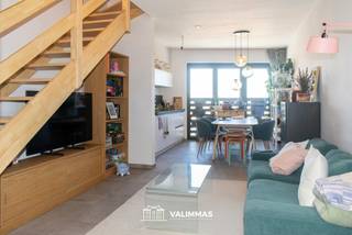 VALIMMAS verhuurt dit centraal gelegen duplex-appartement in een recent, eigentijds en standingvol gebouw... Het appartement omvat een inkomhal,...