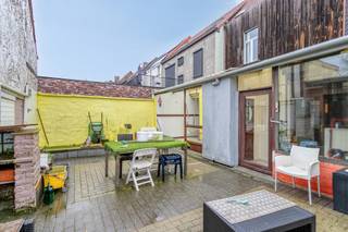 Woning met véél potentieel op topligging in Gentbrugge!
Ben je op zoek naar een woning waar je écht je eigen stempel kan op drukken? Dan is dit pand in Gentbrugge absoluut een buitenkans! Gelegen op een goede, vlot bereikbare ligging en met een brede gevel, biedt deze woning een zee aan mogelijkheden voor wie durft te dromen én te renoveren.
De woning beschikt over vier volwaardige slaapkamers, een garage en een leuke buitenruimte waar je een gezellige tuin, terras of ontspanningshoek kan creëren. Extra troef is het bijgebouw/stalling, ideaal als werkplaats, mini-magazijn, hobbyruimte of stockage – perfect voor zelfstandigen, klussers of creatieve zielen.
Hoewel de woning volledig te renoveren is, zit het potentieel hier écht goed: de indeling, de volumes en de extra ruimtes maken dit pand bijzonder interessant voor gezinnen, investeerders of wie op zoek is naar een project met toekomst.
Startprijs – bieden mogelijk!
Dit is jouw kans om aan een aantrekkelijke instapprijs een woning te verwerven die je kan omvormen tot een echte thuis of rendabele investering.
Troeven op een rij: 4 slaapkamers, Grote gevelbreedte, Garage, Buitenruimte, Stallingen / werkplaats / magazijntje
Goede ligging in Gentbrugge. Renovatieproject met enorm veel mogelijkheden
Zin om hier jouw toekomst te bouwen? Mis deze kans niet en ontdek zelf wat dit pand allemaal te bieden heeft! 

Exclusief te koop aangeboden via de Oximo online verkoopsprocedure. Voor registratie en aanvaarding van de verkoopsvoorwaarden zie www.oximo.be.