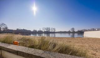 Ce studio est situé au sixième étage du domaine Laguna Beach, un domaine privé unique de plus de 6 hectares à Knokke et Heist. Grâce à son emplacement exceptionnel, vous pourrez profiter ici d'un environnement calme et verdoyant, tout en étant à proximité de la digue, de la plage et du parc Directeur-Général Willems.<br /><br />Laguna Beach est réputé pour son parc magnifiquement entretenu, sa plage privée au lac de Heist et sa piscine intérieure, ce qui permet aux résidents de profiter toute l'année d'un environnement de vie agréable et relaxant. Le domaine offre une combinaison unique de nature, de tranquillité et de proximité de la côte.<br /><br />Le studio dispose d'un agencement pratique avec beaucoup d'espace de rangement, ce qui assure un confort de vie optimal. Le salon donne sur une grande terrasse où vous pourrez profiter d'une vue dégagée magnifique. Grâce à son emplacement au sixième étage, vous bénéficierez également d'une belle luminosité et d'un sentiment d'espace.<br /><br />Un atout supplémentaire est l'installation électrique conforme, ce qui rend la propriété immédiatement prête à emménager et conforme aux normes actuelles.<br /><br />Ce studio est la base idéale pour une résidence secondaire à la mer, un investissement ou une résidence principale compacte pour ceux qui veulent profiter de tout ce que la côte belge a à offrir.<br /><br />Vous recherchez un studio soigné dans un emplacement unique près de la mer, de la nature et de nombreuses possibilités de détente ? Contactez-nous dès aujourd'hui pour plus d'informations ou une visite sur place.