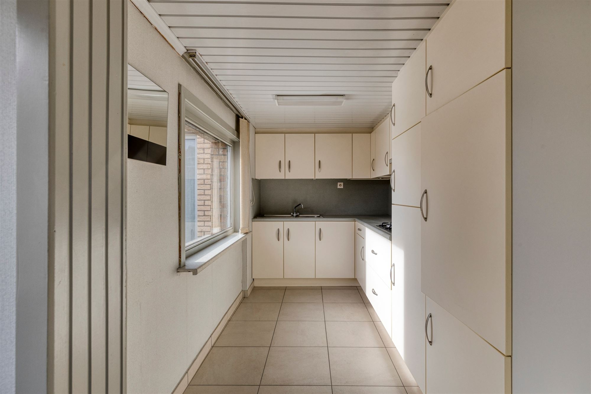 Te renoveren halfopen bebouwing met ruime garage en tuin op 712 m² - foto 4