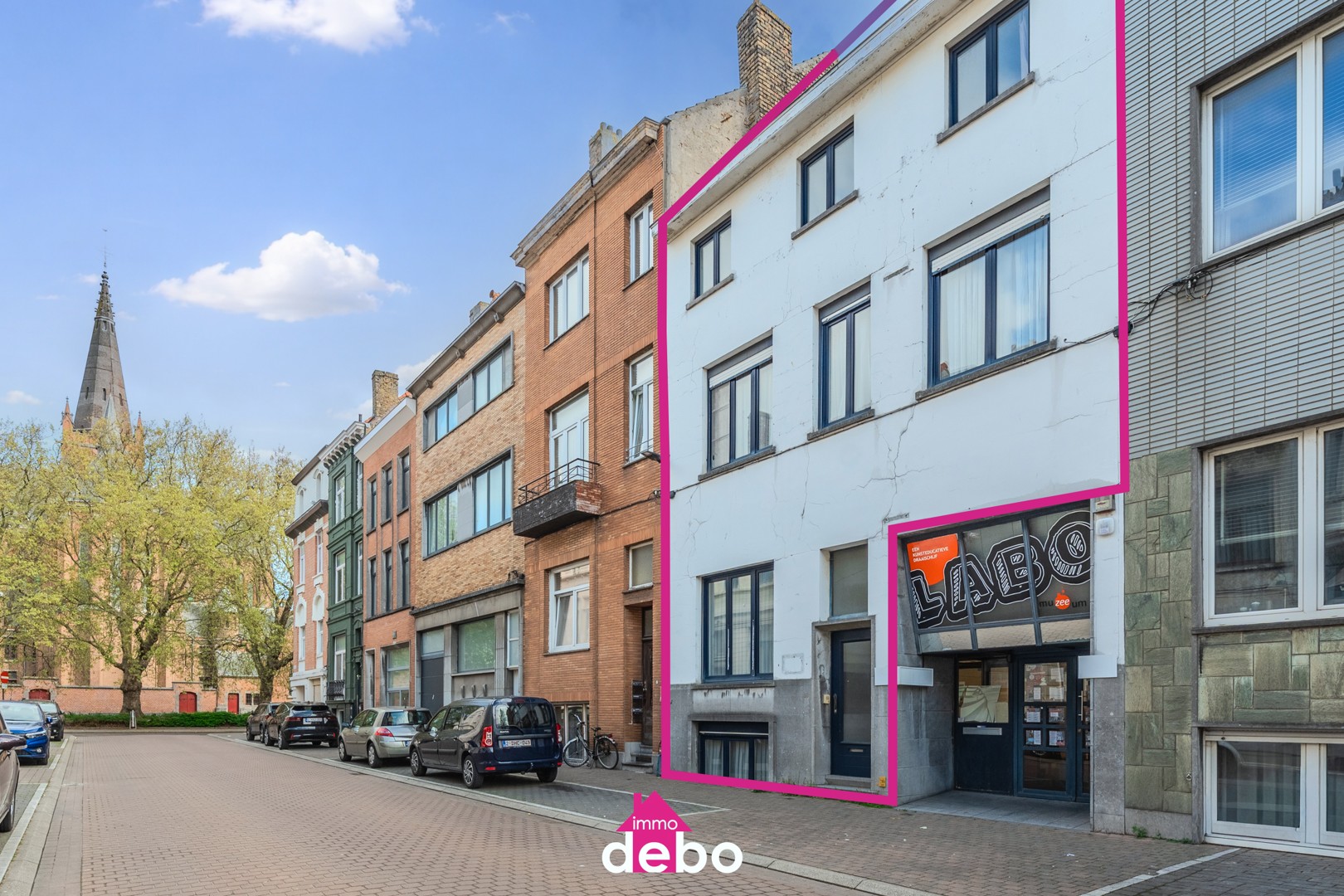 Prachtige woning vlakbij het strand te Oostende – Een zeldzaam exemplaar, voorheen woning notaris met living, keuken, badkamer, buitenkoer en 12 extra ruimten. - foto 1