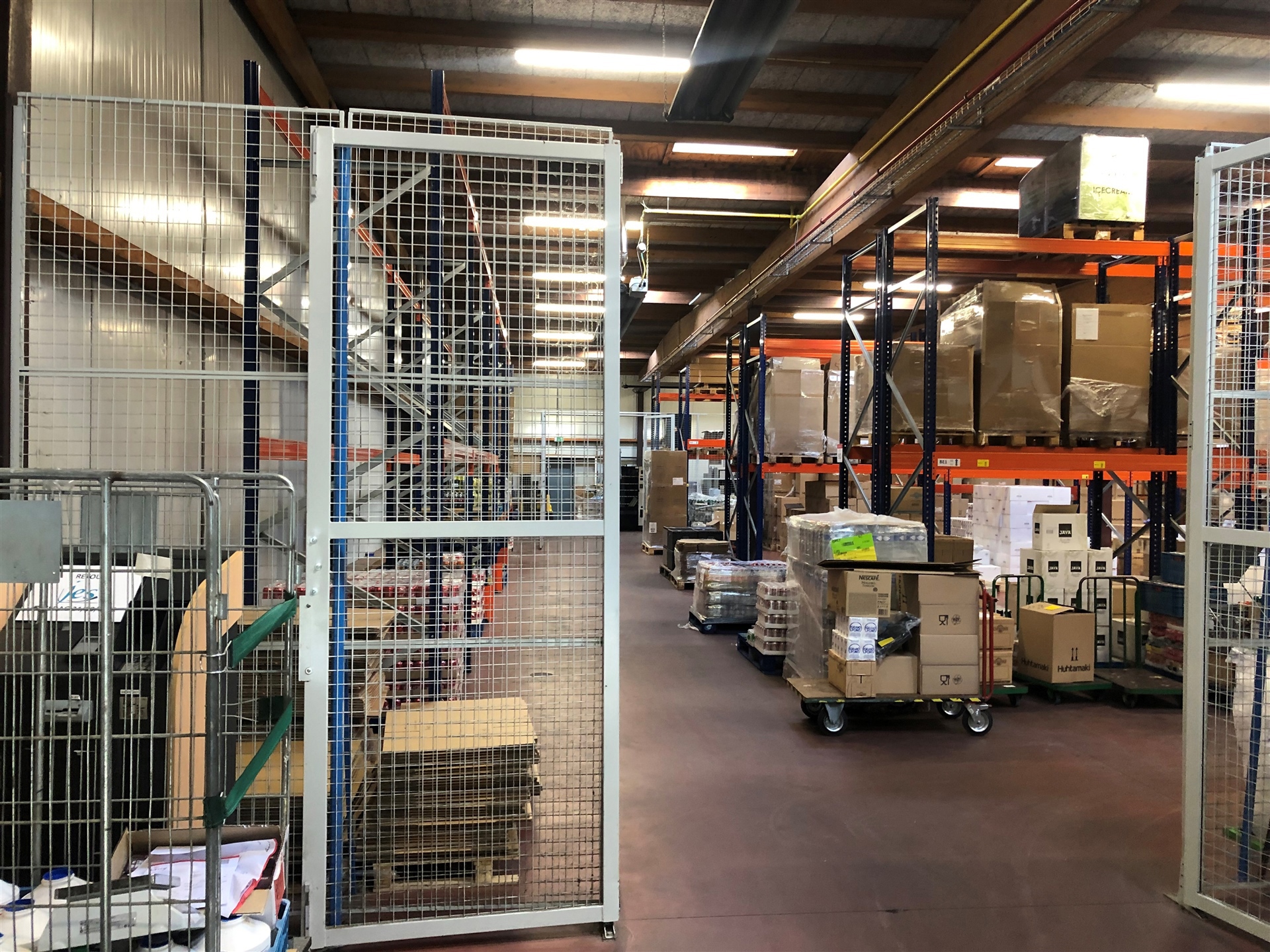 Bedrijfsgebouw met magazijnen, buitenopslag, kantoren en woonst - foto 4