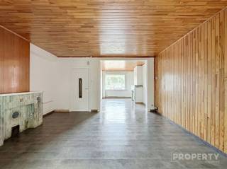 In de Gaversstraat 30 te Harelbeke vinden we deze charmante woning met 3 slaapkamers, een bewoonbare oppervlakte van ca. 126 m² en heel wat mogelijkheden voor wie graag zijn eigen stempel op een woning drukt.De gelijkvloerse verdieping beschikt over verschillende leefruimtes met een praktische indeling en veel potentieel. De keuken vormt het hart van de woning en kan volledig naar eigen smaak worden gemoderniseerd. Ook de overige ruimtes bieden tal van mogelijkheden om een aangename en eigentijdse leefomgeving te creëren.Op de verdiepingen bevinden zich 3 slaapkamers en de badkamer. Daarnaast beschikt de woning achteraan over extra bergruimte/bijgebouw, wat bijkomende mogelijkheden biedt voor opslag, hobbyruimte of een andere invulling.Ook buiten is er een aangename, afgesloten tuin, waar je in alle privacy kan genieten en die verder naar wens kan worden ingericht.Een belangrijke troef is de uitstekende ligging: centraal in Harelbeke, vlak bij winkels, scholen, openbaar vervoer en het stadscentrum. Ook De Gavers en belangrijke verbindingswegen zijn vlot bereikbaar.Met EPC-label D en een conforme elektrische installatie beschikt deze woning bovendien over enkele interessante technische pluspunten.Kortom: een ideale woning voor wie op zoek is naar ruimte, potentieel en een sterke ligging.