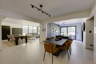 <p><strong>Gerenoveerde woning op een perceel van 2.000 m² in een residentiele woonwijk</strong></p>
<p>Deze recent volledig gerenoveerde woning combineert moderne architectuur, hoogwaardige afwerking en uitzonderlijk veel ruimte, zowel binnen als buiten. Gelegen op een perceel van maar liefst 2.000 m², geniet u hier van rust, privacy en zon gedurende de hele dag.</p>
<p>Bij het betreden van de woning komt u meteen de stijlvolle inkomhal met ingebouwde vestiairekasten en een gastentoilet. Dankzij de grote glazen deuren en wanden krijgt u meteen een prachtig zicht op de grote leefruimte.</p>
<p>De moderne open keuken vormt het hart van de woning en is volledig uitgerust met kwalitatieve toestellen van Bosch: een ingebouwde koffiemachine, combi-oven, extra oven, koelkast, diepvriezer en vaatwasser. Het ruime kookeiland en de Novy-inductiekookplaat met geïntegreerde dampkap maken deze keuken zowel praktisch als luxueus.</p>
<p>Aansluitend bevindt zich een ruime bijkeuken met extra bergruimte en aansluiting voor wasmachine en droogkast.</p>
<p>De royale leef- en eetruimte straalt licht en ruimte uit dankzij de grote raampartijen. Twee gezellige zithoeken worden subtiel van elkaar gescheiden door een moderne glazen wand, wat zorgt voor een open maar stijlvolle indeling. De gashaard maakt de zithoek extra gezellig.</p>
<p>Vanuit de leefruimte geven de grote schuiframen directe toegang tot de enorme tuin, waar u de hele dag door geniet van zon en groen. Op het gelijkvloers bevindt zich bovendien een kamer grenzend aan de leefruimte. Ideaal als bureau of extra slaapkamer.</p>
<p>Verder is er op het gelijkvloers nog een extra praktische dressingruimte. Via de stijlvolle spiltrap bereikt u de bovenverdieping, waar zich nog drie slaapkamers en een luxueuze badkamer bevinden.</p>
<p>De badkamer is afgewerkt in marmerlook en beschikt over een ruime inloopdouche, dubbele lavabo en toilet.</p>
<p>Extra troeven:<br />✔ Volledig gerenoveerd<br />✔ Perceel van ca 2.000 m²<br />✔ Ventilatiesysteem<br />✔ Overal zonnescreens<br />✔ Hoogwaardige materialen en moderne afwerking<br />✔ Gerenoveerd en instapklaar</p>
<p>Een instapklare woning voor wie op zoek is naar ruimte, luxe en comfort in een aangename omgeving.<br /><br />Voor meer informatie, contacteer Stephanie via 0476/90.95.94 of stephanie@reds.be</p>
