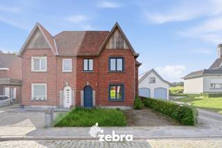 Deze verzorgde woning is gelegen in een vlot bereikbare en rustige omgeving, dichtbij winkels, scholen en openbaar vervoer.<br /><br />Bij het binnenkomen betreedt u de inkomhal met gastentoilet. Verder beschikt de woning over een lichtrijke woonkamer met geïntegreerde bureauruimte, ideaal voor thuiswerk, aansluitend vindt u de open en volledig uitgeruste keuken voorzien van alle toestellen en een gezellige eetruimte. Via het schuifraam heeft u rechtstreeks toegang tot de gezellige tuin, waardoor u optimaal geniet van het contact tussen binnen en buiten. Achteraan de woning bevinden zich nog een praktische berging of wasruimte en een extra bergruimte. Daarnaast beschikt de woning ook over een kelder, ideaal als bijkomende opslagruimte.<br /><br />Op de eerste verdieping bevinden zich twee volwaardige slaapkamers en een ruime badkamer uitgerust met een dubbele lavabo, douchecabine, ligbad en toilet. Via de vaste trap bereikt u de tweede verdieping waar de ruime ingerichte zolder momenteel dienst doet als derde slaapkamer.<br /><br />De woning beschikt bovendien over een conforme elektrische keuring en een EPC-label C.<br /><br /><strong>Ook wild geworden van deze thuis?<br />Twijfel niet langer en leg vandaag nog uw bezoek vast!</strong>